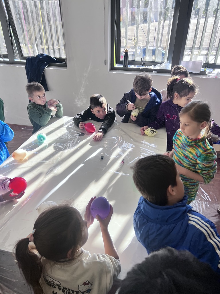 Chicos trabajando en taller de Megamentes