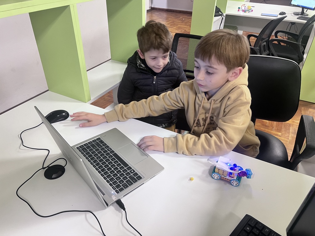 Alumnos programando un robot en Megamentes